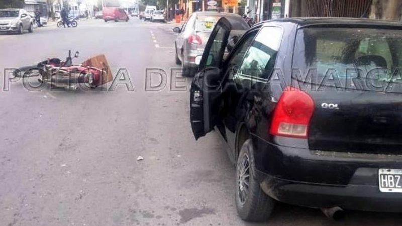 Abrió la puerta del auto cuando pasaba una moto