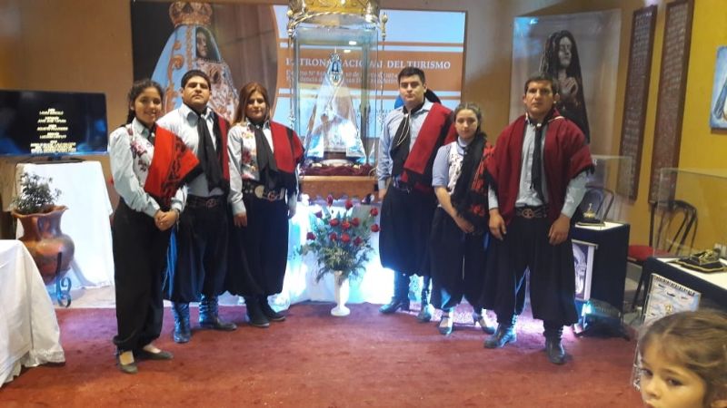 La Virgen del Valle recibe el tributo de los visitantes en el Poncho