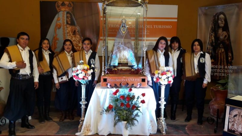 La Virgen del Valle recibe el tributo de los visitantes en el Poncho