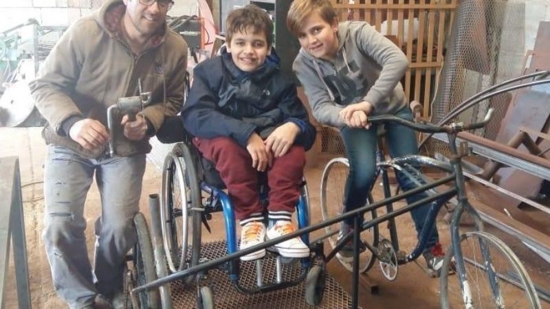 Quería andar en bici con su amigo en silla de ruedas y lo logró