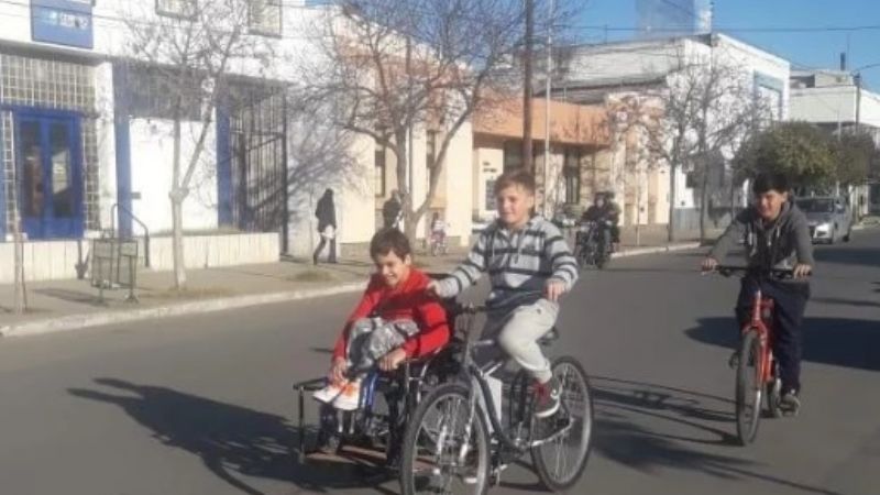 Quería andar en bici con su amigo en silla de ruedas y lo logró