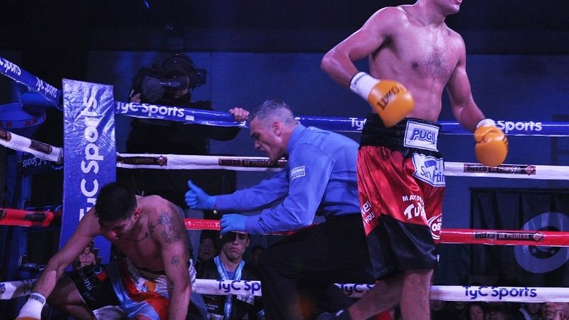 Verón pulverizó a Aquino en el 5to. y retuvo