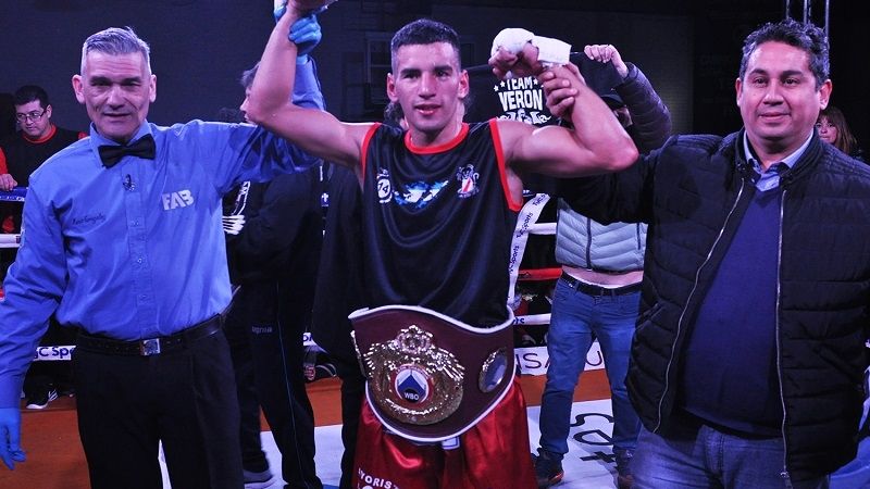 Verón pulverizó a Aquino en el 5to. y retuvo