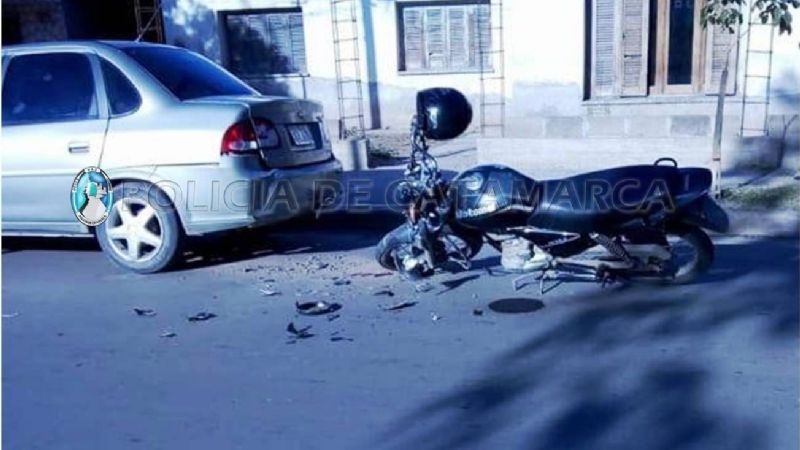 Motociclista se estrelló contra un auto estacionado