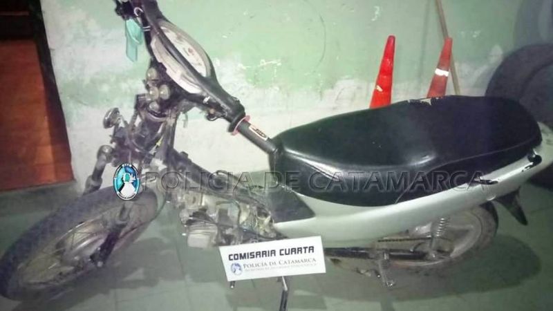 Escaparon de los policías, los atraparon y le secuestran una moto