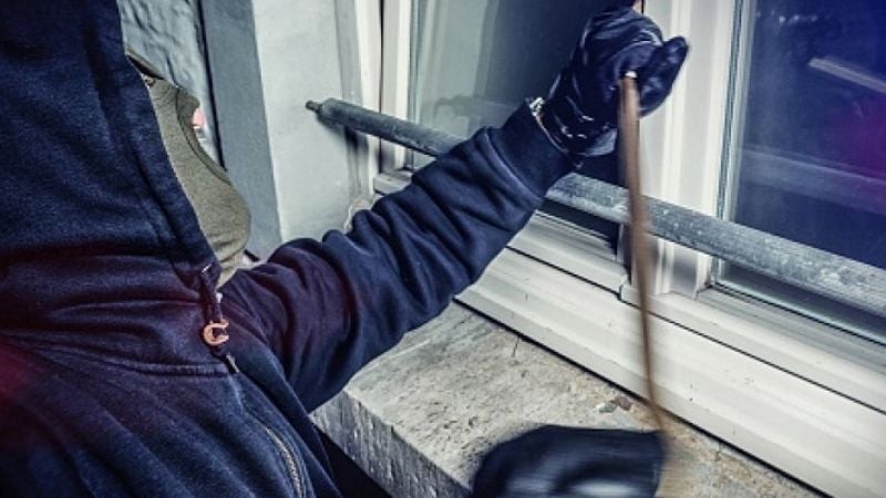 Se aprestaba a ingresar a un vivienda para robar, y justo pasó la policía