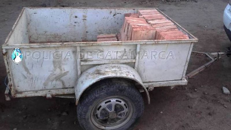 Sorprendieron a dos sujetos robando ladrillos de una obra