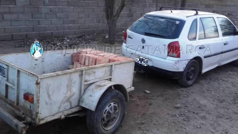 Sorprendieron a dos sujetos robando ladrillos de una obra