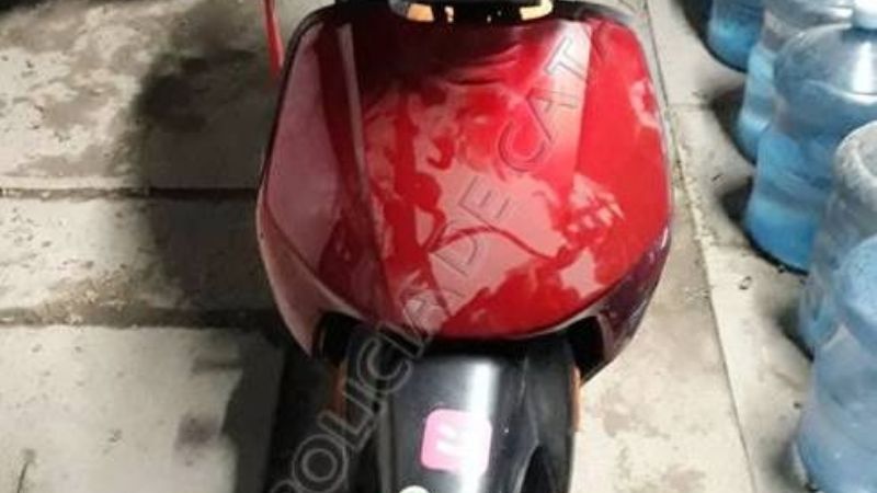 Robaron una moto, la desarmaron y los descubrieron