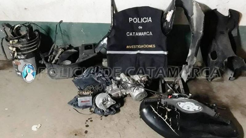 Robaron una moto, la desarmaron y los descubrieron