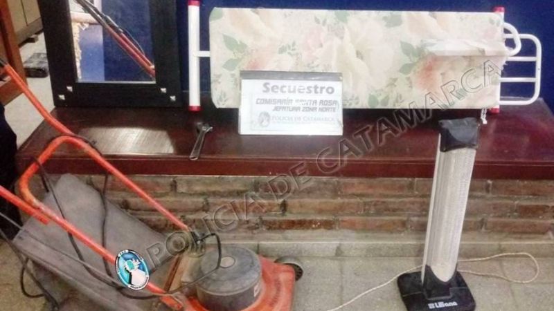 Sorprendieron a un joven y a dos adolescentes robando en una casa