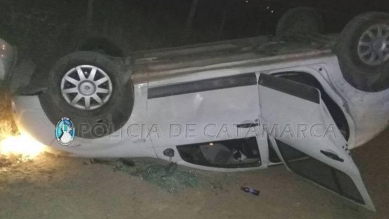 Impactó de lleno contra un montículo de tierra y volcó