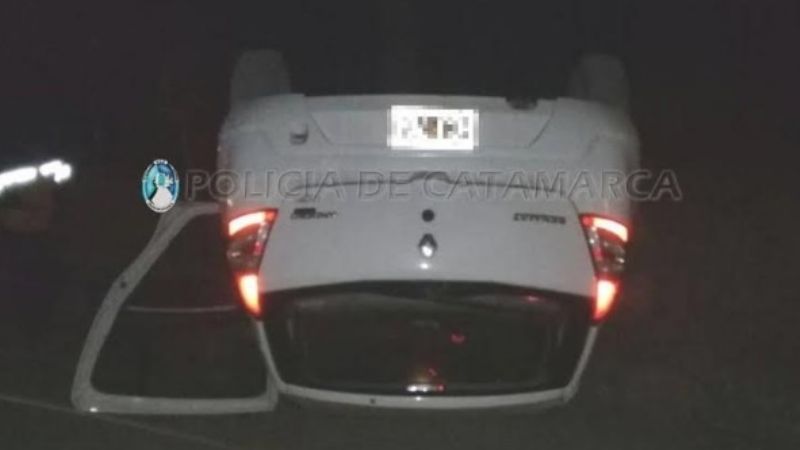 Impactó de lleno contra un montículo de tierra y volcó