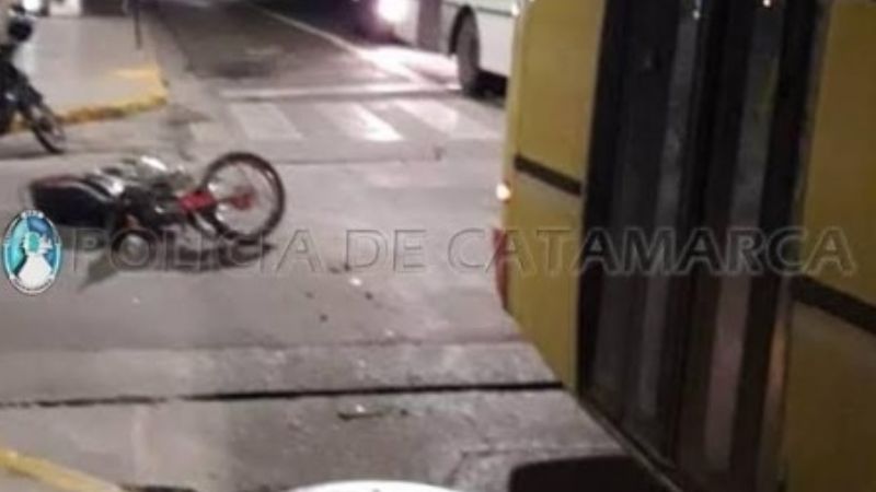 Motociclista chocó contra un colectivo en el micro centro