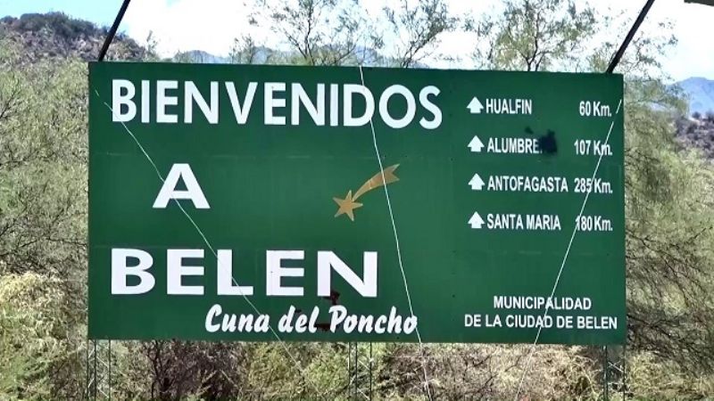 Belén: auto impactó contra un poste de luz