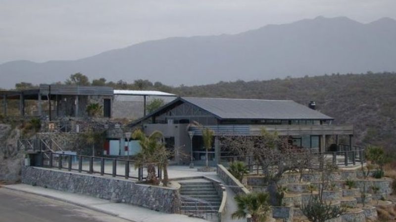 Le pegó a una mujer policía dentro de un boliche