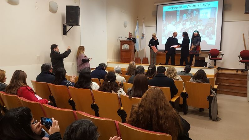 Entregan certificados a docentes capacitados en programación