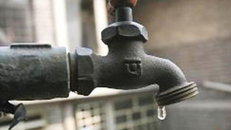 Por problemas en la red, falta agua potable en barrios