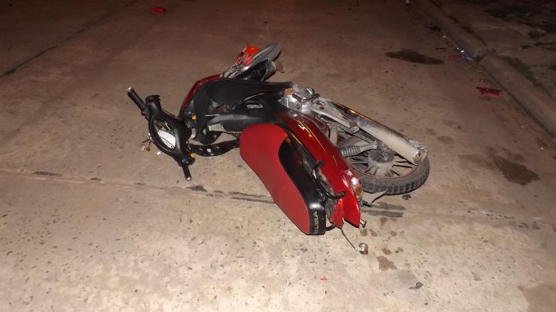 Un auto chocó contra una moto conducida por un adolescente