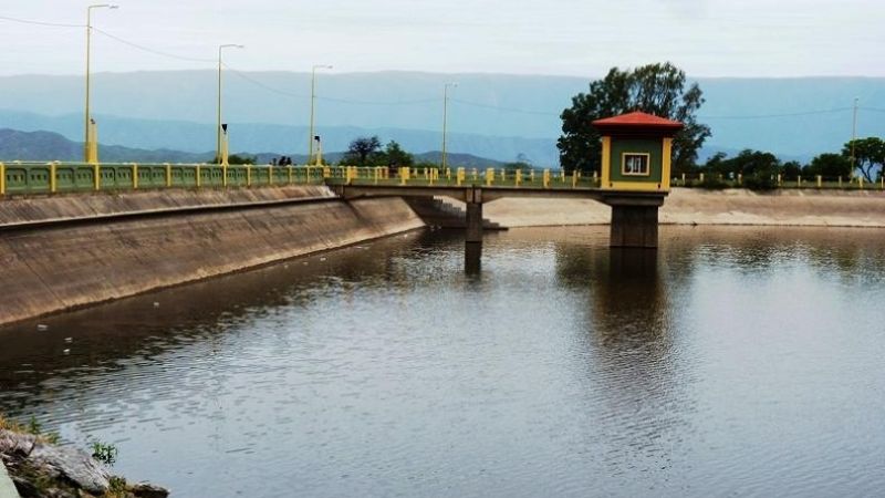 Incendio de pastizales en el dique El Jumeal