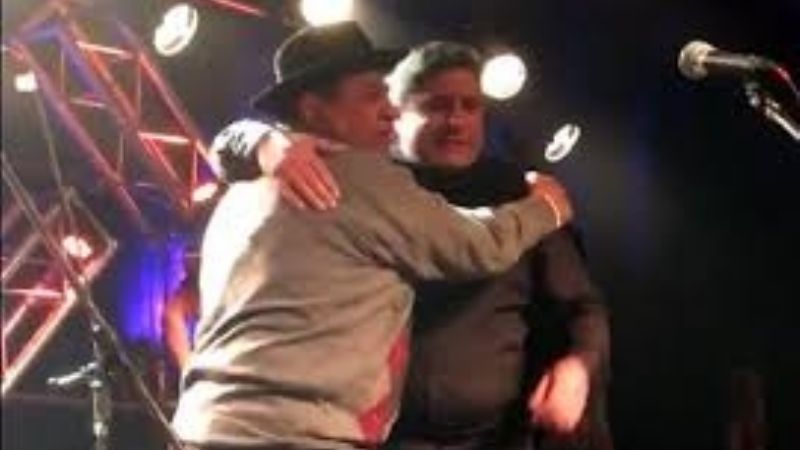 Esperado y emotivo reencuentro en el escenario entre Onofre y Martín Paz