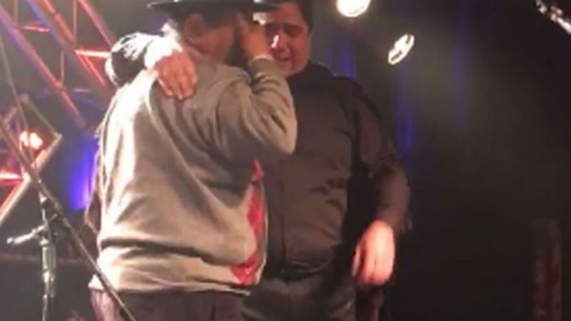 Esperado y emotivo reencuentro en el escenario entre Onofre y Martín Paz