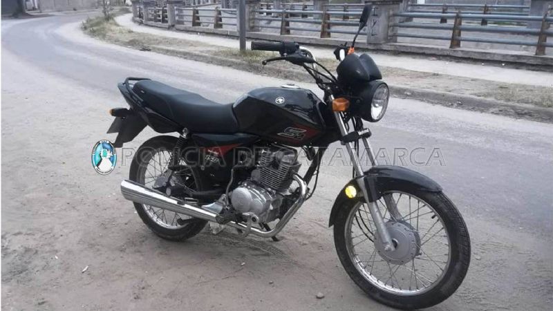 Joven perdió el control y se cayó de la moto