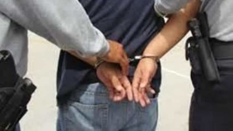 Hombre arrestado en Valle Viejo por observar viviendas