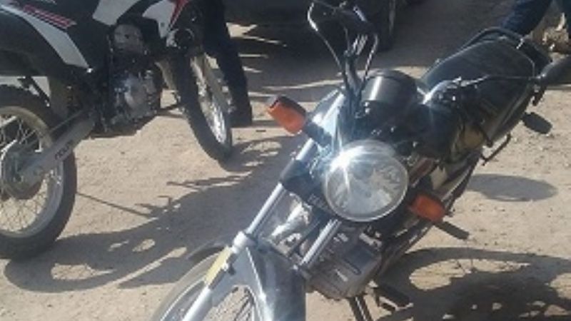 Manipulaba la moto, y la cadena le cortó un dedo de la mano
