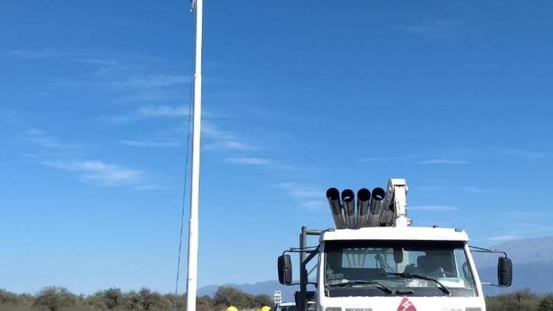 Instalan las columnas de iluminación en la Circunvalación