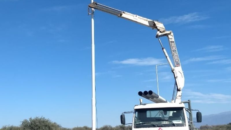 Instalan las columnas de iluminación en la Circunvalación