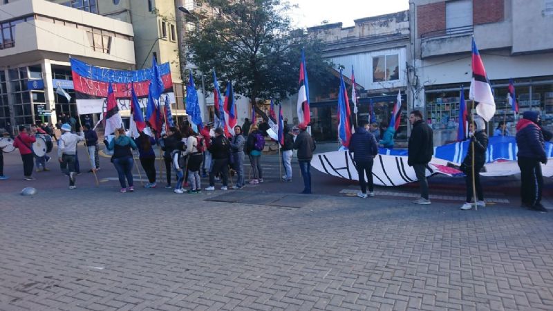 Manifestación de integrantes de la “Martín Fierro” por los planes sociales