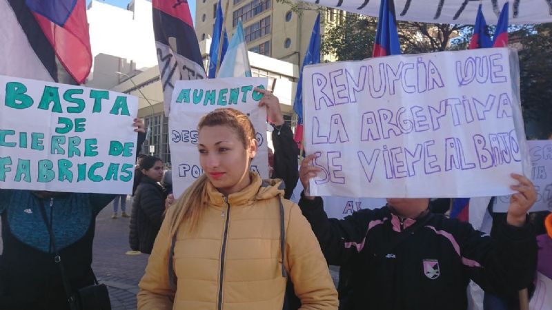 Manifestación de integrantes de la “Martín Fierro” por los planes sociales