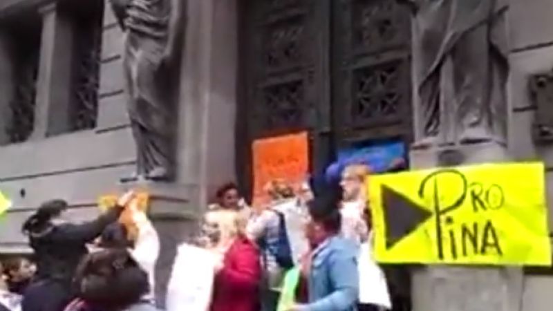 Llegaron hasta el Congreso para pedirle la “propina” a Carrió