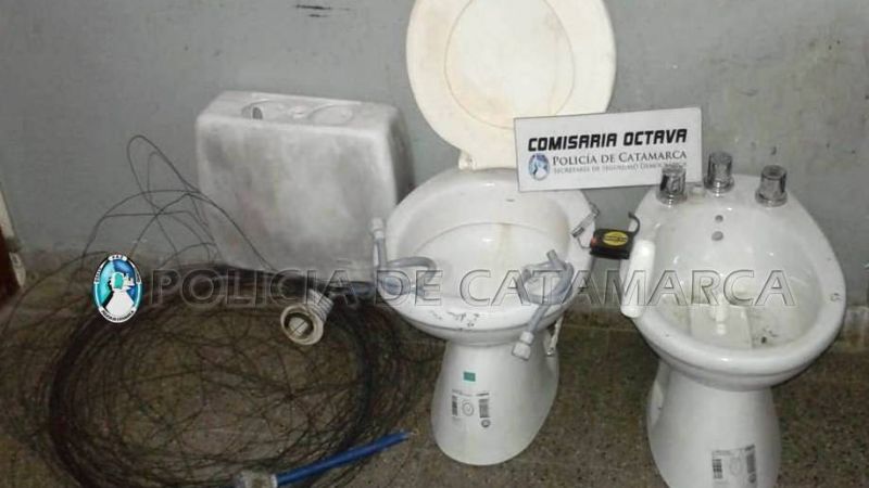 Sorprendieron a dos jóvenes robando un juego de baño