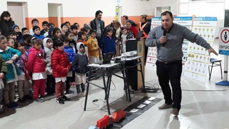 Charla educativa de seguridad vial a alumnos de Recreo