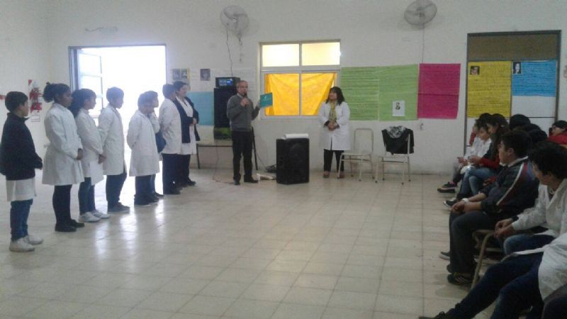 Actividades en las escuelas por el “Mes del Libro”