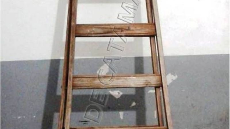 Le robaron una escalera y la encontraron en un descampado