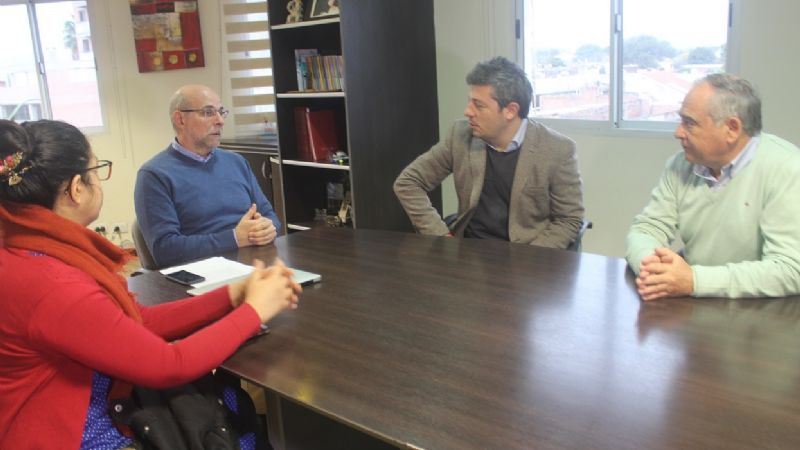 Jóvenes con discapacidad trabajan en el centro de monitoreo de la UNCA