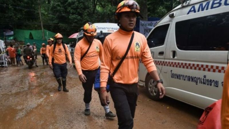 Rescatan a los primeros seis niños de la cueva en Tailandia