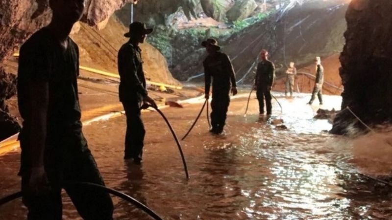 Rescatan a los primeros seis niños de la cueva en Tailandia
