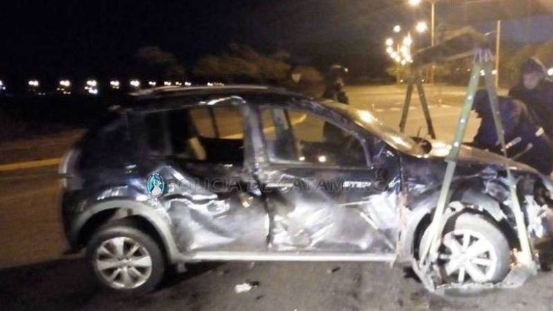 Chocó contra una rotonda y volcó en la zona del Predio Ferial