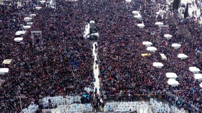 Miles de argentinos pidieron por las dos vidas ante la Virgen de Luján