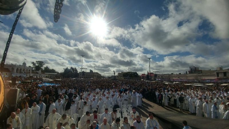 Miles de argentinos pidieron por las dos vidas ante la Virgen de Luján