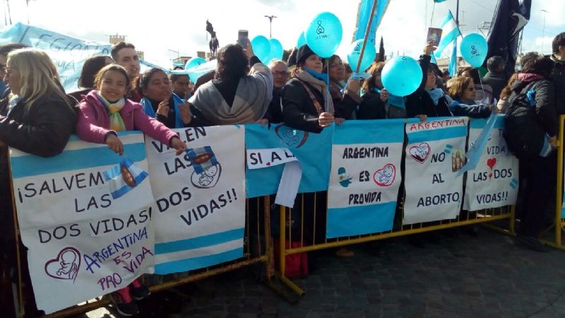 Miles de argentinos pidieron por las dos vidas ante la Virgen de Luján