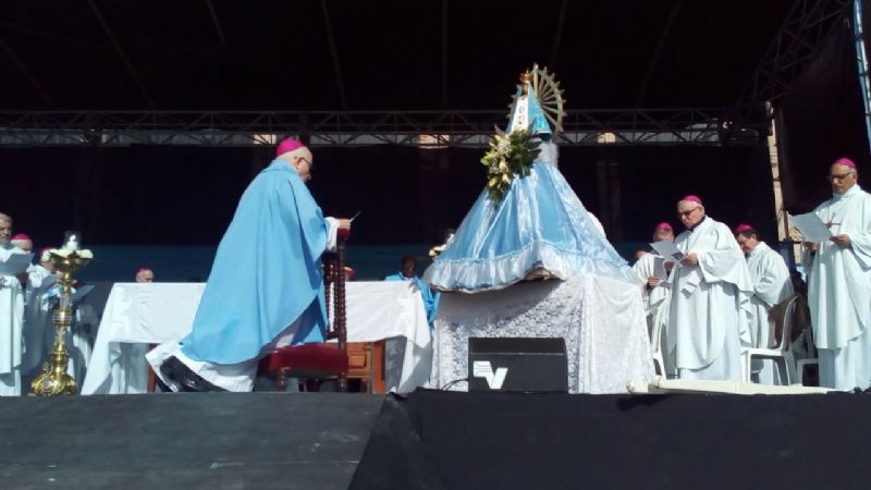 Miles de argentinos pidieron por las dos vidas ante la Virgen de Luján