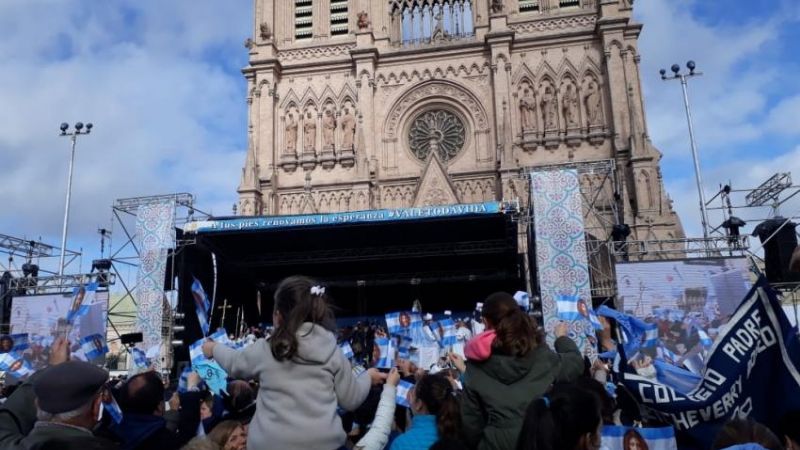 Miles de argentinos pidieron por las dos vidas ante la Virgen de Luján