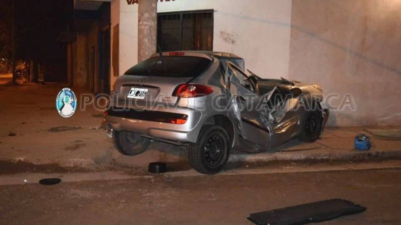 Un auto se estrelló contra un comercio: Un muerto y un herido de gravedad