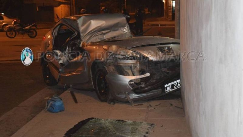 Un auto se estrelló contra un comercio: Un muerto y un herido de gravedad