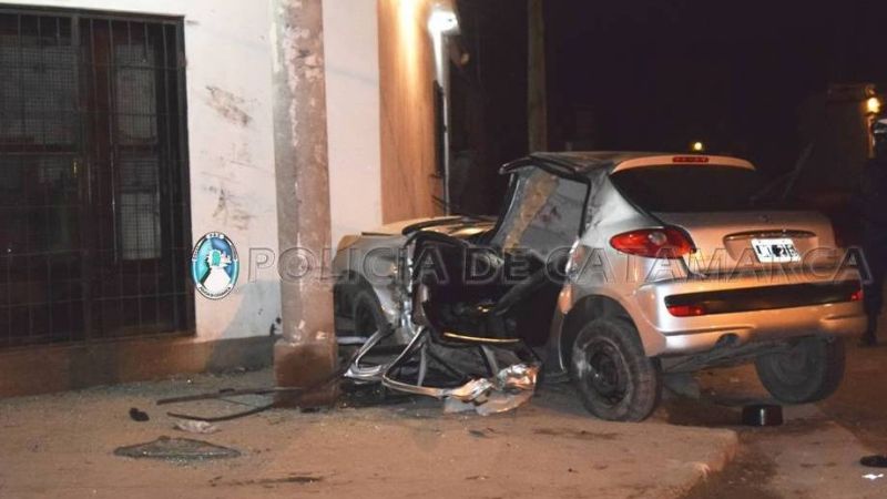 Un auto se estrelló contra un comercio: Un muerto y un herido de gravedad